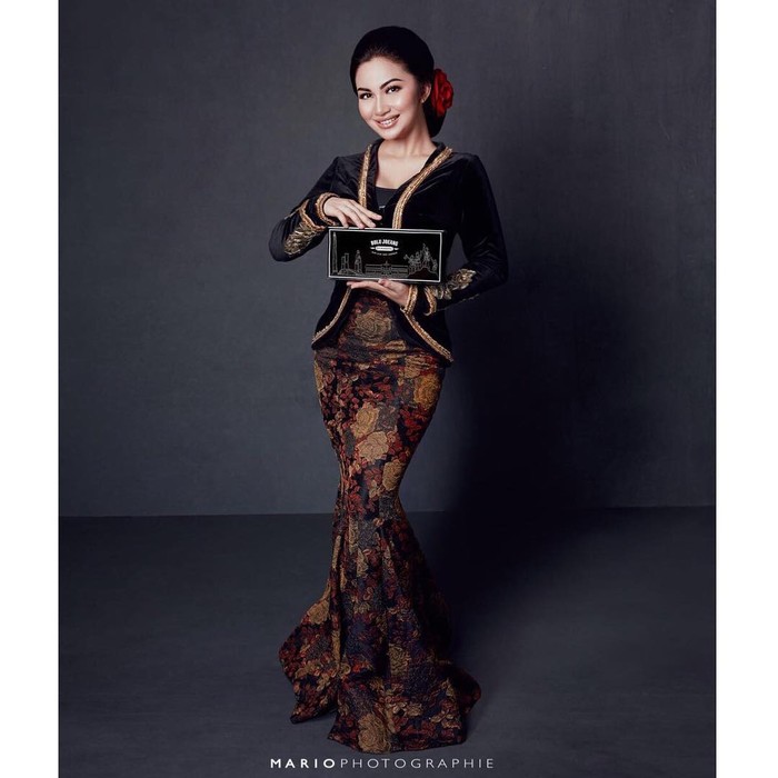 Dalam balutan pakaian tradisional khas Indonesia, Ariel Tatum tampak sempurna dengan body goalsnya. Senyuman manis di bibirnya semakin membuatnya terlihat memesona. Lengkap dengan riasan wajah flawless. (Foto: instagram.com/arieltatum/mario photographie)