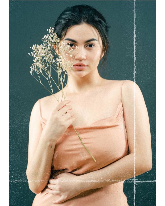 Saat menjalani pemotretan seperti ini, pesona body goals Ariel Tatum memang sangat terlihat. Tidak heran jika banyak yang mengagumi sosoknya. Kalau kamu gimana? (Foto: instagram.com/arieltatum)