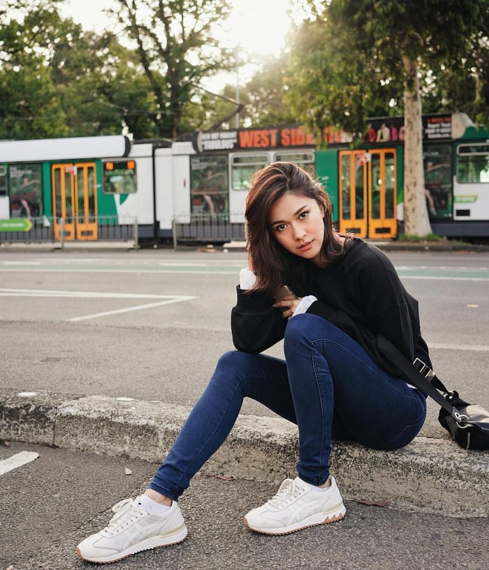 Gaya penampilannya yang simpel dan stylish juga menambah daya tariknya. Nana kerap terlihat mengenakan celana jeans yang dipadukan dengan atasan kasual. Tak jarang penampilannya sering disebut-sebut bak ABG oleh warganet. (Foto: instagram.com/nanamirdad_)