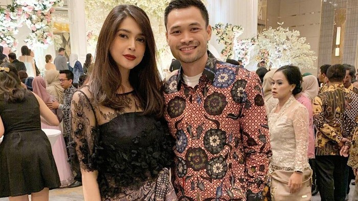Deretan Seleb Cantik Indonesia yang Dinikahi Brondong Deretan Seleb Cantik Indonesia yang Dinikahi Brondong