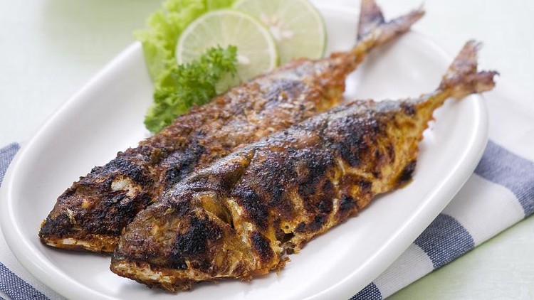 Ikan kembung bakar yang sarat dengan bumbu ini terasa lebih mantap saat disantap dengan sepiring nasi putih hangat. Tak perlu ragu untuk mencoba resep ini, keluarga Anda pasti akan menyukainya.