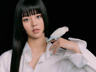 Gaya Rambut Kim So Hyun pada Pemotretan Terbaru Bikin Pangling