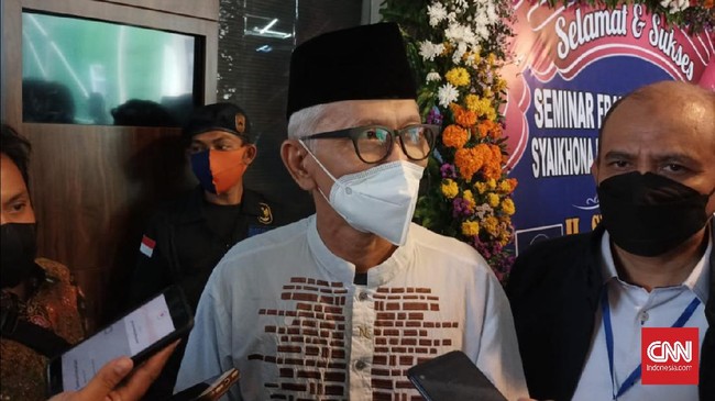 Lantaran kandungannya, penggunaan vaksin AstraZeneca diminta untuk dibatasi, terutama jika ada vaksin lain yang kandungannya lebih halal.