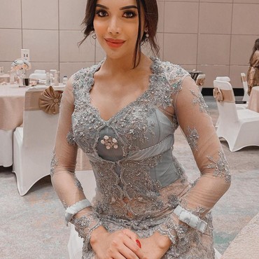 Hadir di Acara Siraman Aurel, Kebaya Millendaru Disorot