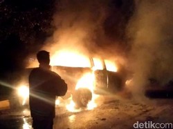 Diduga Korsleting, Sebuah Mobil Hangus Terbakar di Cianjur