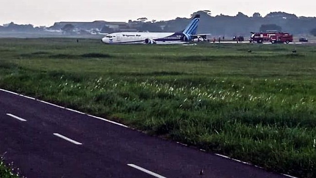 Semula bandara dinyatakan ditutup hingga pukul 16.00 WIB, namun belakangan evakuasi badan pesawat Trigana Air yang tergelincir belum bisa dilakukan.