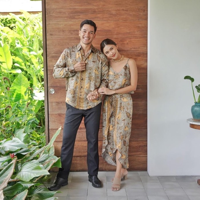 Tak hanya penampilan kasual, Nana Mirdad juga tampak memesona dalam balutan dress formal yang elegan. Salah satunya, saat ia dan suami tampil kompak mengenakan busana batik bernuansa hijau ini. (Foto: instagram.com/nanamirdad_)