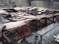 Rooftop Gedung Mustika Ratu di Gatsu Kebakaran, 9 Unit Damkar Dikerahkan
