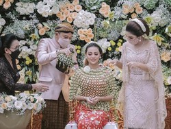 Aurel Hermansyah Tampil Ramping Saat Siraman, Ini Tips Dietnya