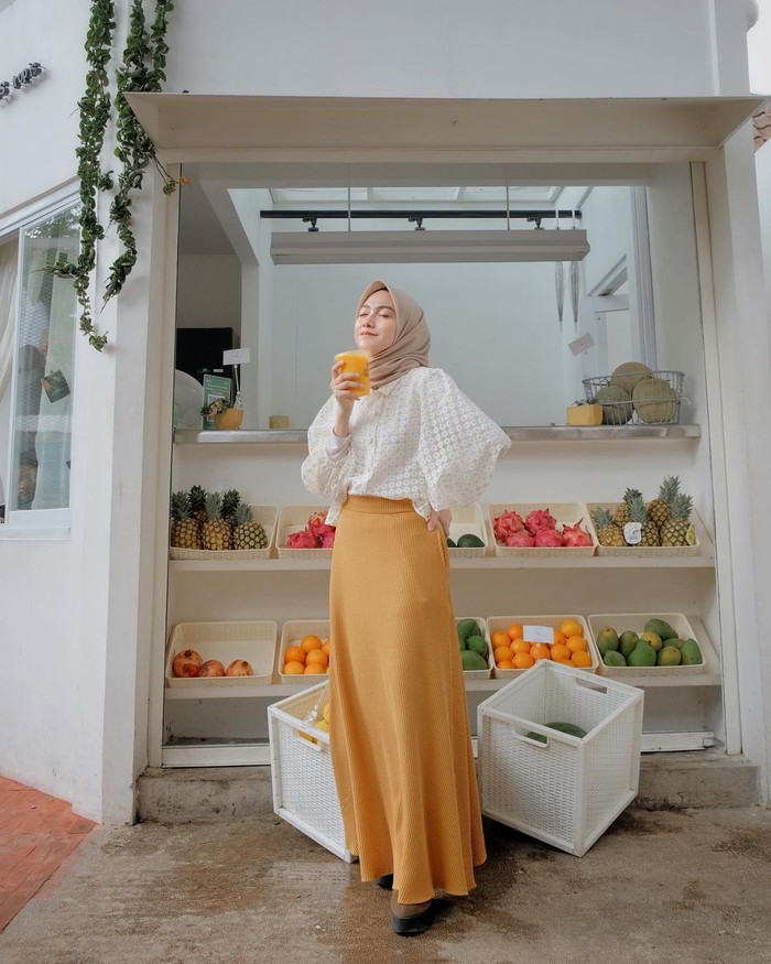 Nisa sendiri adalah selebgram asal Bandung yang sudah memiliki ratusan ribu pengikut di akun media sosial Instagramnya. Ia sering membagikan potret mix and match outfit yang menginspirasi banyak hijabers (Foto: Instagram.com/nisacookie)
