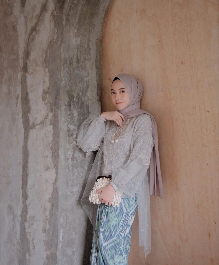 Nisa sering membagikan OOTD yang beragam mulai dari gaya formal, casual look hingga vintage. Look yang ditampilkan selalu terlihat simple namun fashionable dan sesuai moment. (Foto: Instagram.com/nisacookie)