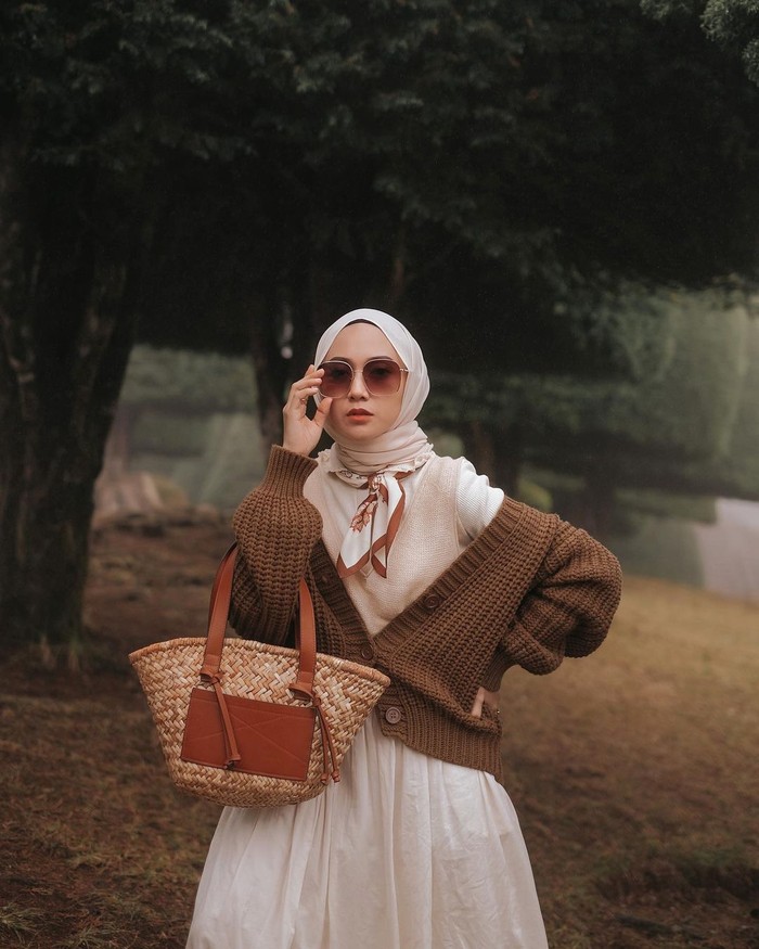 Tampilannya selalu terlihat classy karena Nisa sangat lihai memilih padu-padan warna outfit. Warna yang dipilih cenderung warna-warna pastel dan warna dengan tone hangat seperti coklat, beige, mocca dan lain-lain. (Foto: Instagram.com/nisacookie)