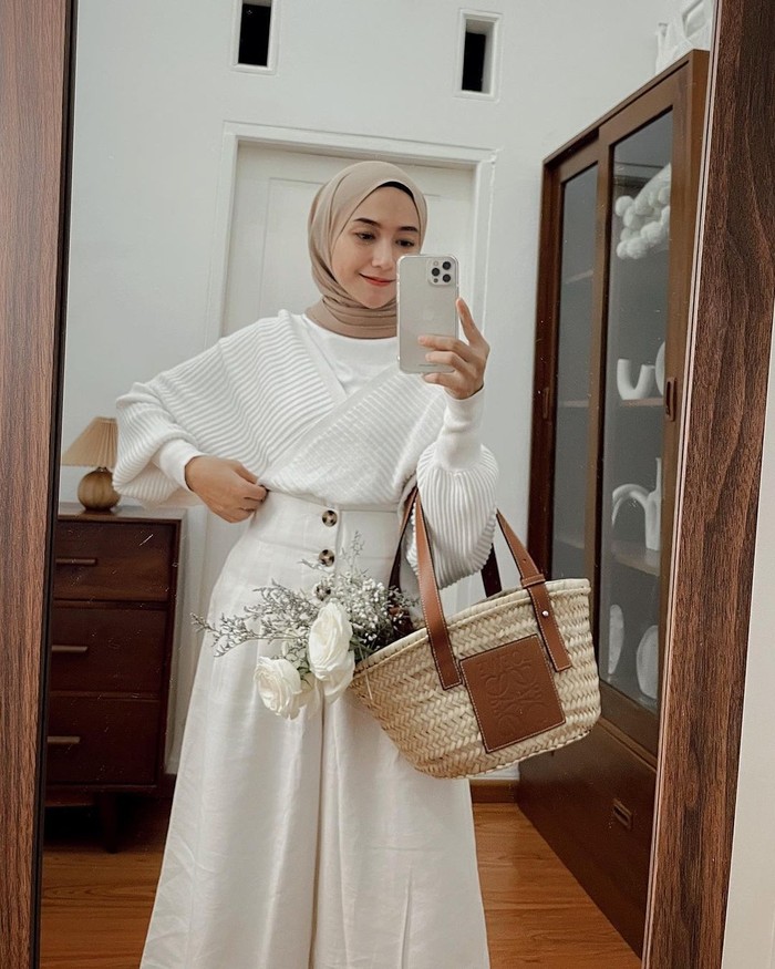 Monochrome style juga sering dijadikan pilihan. Gaya ini cocok banget untuk kamu yang ingin terlihat lebih ramping dan tinggi. Pemilihan gaya busana head to toe dengan satu warna juga membuat tampilan tampak elegan. (Foto: Instagram.com/nisacookie)