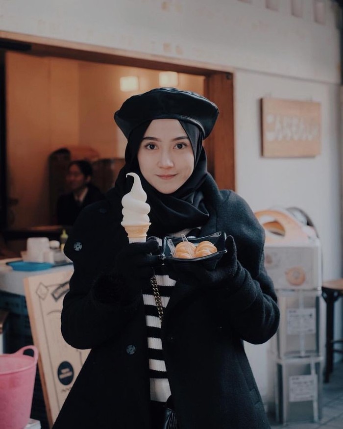 Dilihat dari postingan di akun Instagramnya, pemilik nama asli Khaerunnisa ini juga hoby traveling, Ladies. Banyak tempat yang sudah didatanginya, di dalam maupun luar negeri. (Foto: Instagram.com/nisacookie)
