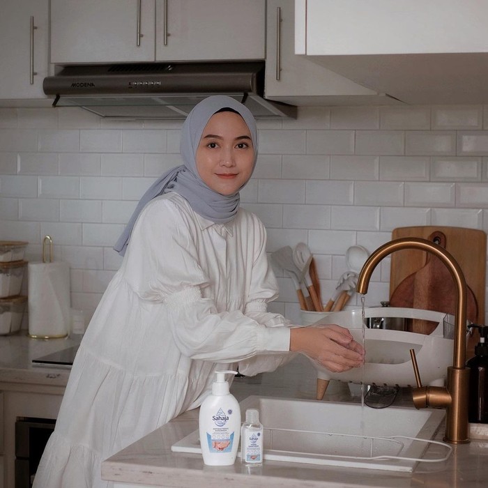 Tak hanya tentang fashion, Nisa juga sering membagikan tips membuat rumah terlihat rapi dan cantik. Ia juga beberapa kali memperlihatkan aktivitasnya sebagai seorang istri sekaligus ibu seperti memasak hingga mengatur rumah.(Foto:Instagram.com/nisacookie)