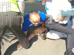 Detik-detik Remaja Bawa Pisau Lalu Teriak Mau Bunuh Diri di Polres Jaksel