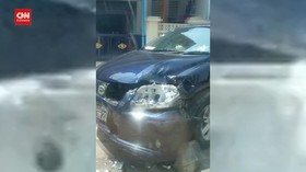 VIDEO: Tentara Myanmar Rusak Mobil Warga Pakai Buldoser