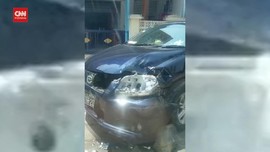 VIDEO: Tentara Myanmar Rusak Mobil Warga Pakai Buldoser
