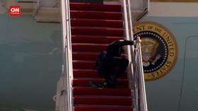 VIDEO: Momen Joe Biden Tersandung di Tangga Pesawat