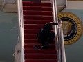 VIDEO: Momen Joe Biden Tersandung di Tangga Pesawat