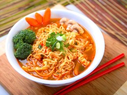 4 Cara Sehat Makan Mie Instan untuk Kamu yang Lagi Diet