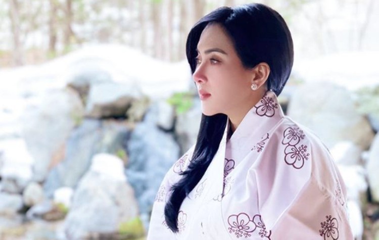 5 Skincare Artis yang Bikin Kulit Glowing, Bisa Dicoba di Rumah Bunda ingin perawatan supaya kulit makin glowing? Bisa nih, mencoba sederetan perawatan seperti yang dilakukan artis. Simak yuk, ulasannya.
