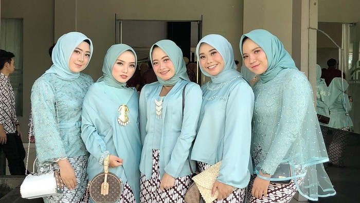 7 Inspirasi Kebaya Warna Mint untuk Kondangan dan Bridesmaid