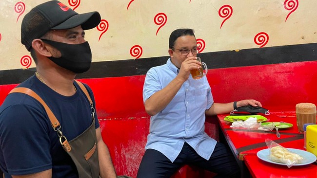Setiap masyarakat yang melakukan aktivitas di setiap tempat atau sektor-sektor yang telah ditetapkan, harus sudah divaksin minimal dosis pertama.