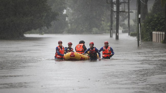 Hujan lebat yang mengguyur pesisir timur Australia sejak akhir pekan lalu menyebabkan banjir terparah sejak 50 tahun terakhir.