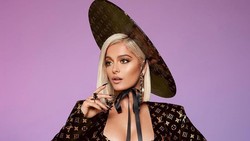 Seksi dan Modis, Gaya Busana Bebe Rexha Sering Curi Perhatian Fans