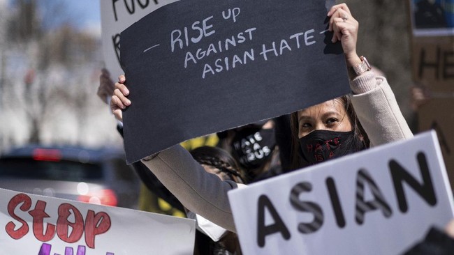 Ratusan pengunjung rasa berkumpul di Atlanta, Amerika Serikat, mendukung komunitas Asia-Amerika menyusul insiden penembakan Atlanta beberapa waktu lalu.
