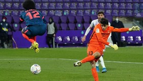 Detik-detik Kiper Sevilla Bobol Gawang Valladolid