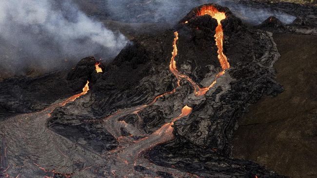 FOTO: Aliran Lahar Letusan Gunung Berapi di Islandia