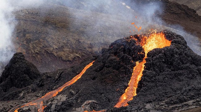 Badan Nasional Penanggulangan Bencana (BNPB) melaporkan sekitar 1.900 orang tetap mengungsi imbas erupsi Gunung Ibu di Maluku Utara.