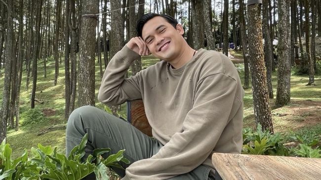 Pemain Rendi dalam sinetron Ikatan Cinta, Ikbal Fauzi resmi melepas status lajang dengan menikahi Novia Giana Nurjanah pada Minggu (21/3).