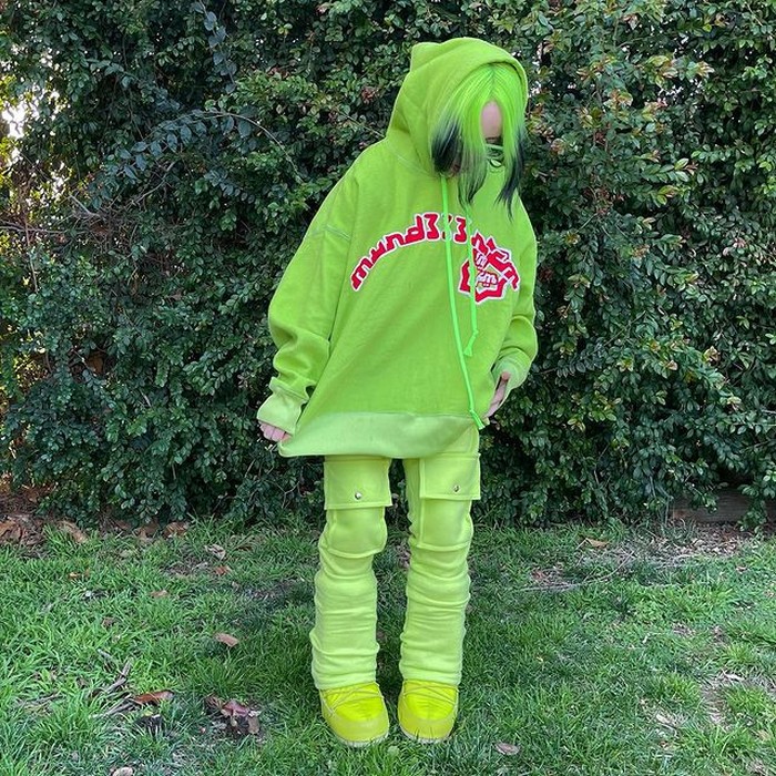 Warna neon sepertinya menjadi ikon khas dari Billie Eilish. Di sini, dirinya memadupadankan hoodie oversize dengan sepatu boots dan celana multi saku dengan warna keseluruhan yang senada. (foto: instagram.com/billieeilish)
