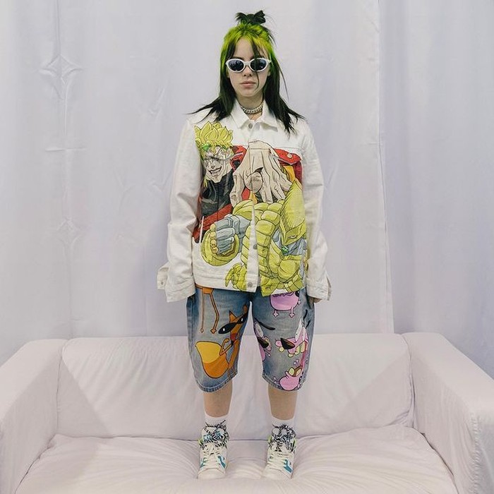 Mengenakan jaket karakter anime dan celana pendek jeansnya menggambarkan salah satu tokoh kartun ternama membuat penampilan Billie Eilish begitu eye catchy. Tak lupa, ia juga mengenakan sun glasses ciri khasnya. (foto: instagram.com/billieeilish)