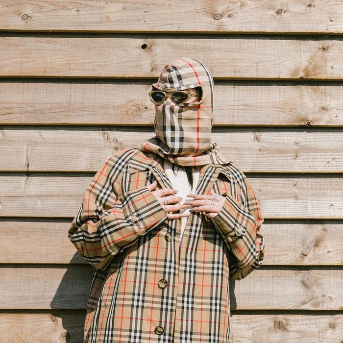 Tampaknya Burberry menjadi salah satu merek favorit Billie Eilish. Kali ini, dirinya memakai hiasan kepala yang dibuat agar serasi dengan jaketnya. (foto: instagram.com/billieeilish)