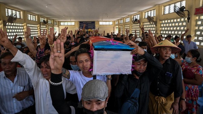 Gelombang demonstrasi menolak manuver kudeta militer kembali berlanjut di Myanmar, dan kembali memakan korban jiwa demonstran pada Minggu (21/3).