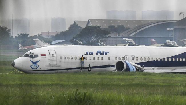 Trigana Tergelincir, DPR Desak Kemenhub Cek Seluruh Pesawat Anggota Komisi V DPR Irwan meminta Kemenhub segera melakukan ramp check seluruh pesawat usai armada Trigana Air tergelincir di Bandara Halim Perdanakusuma.