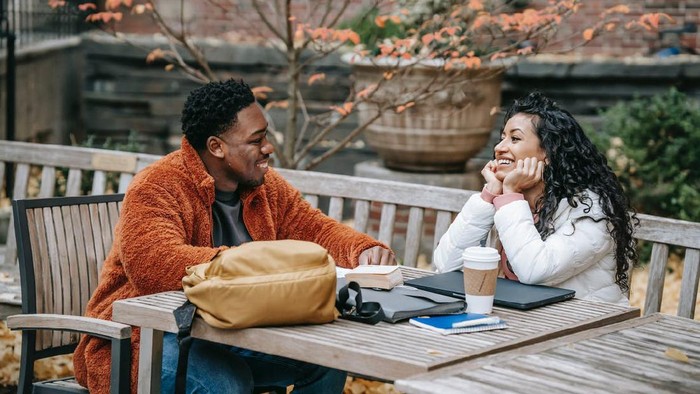 Bingung karena Garing? 5 Tips Ini Bikin Kamu Gak Kehilangan Bahan Obrolan