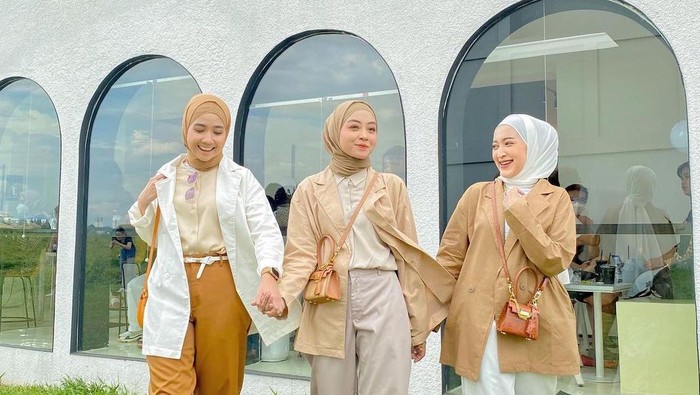 Steal The Look! Ini 5 Inspirasi Outfit Blazer ala Selebgram yang Unik dan Fashionable