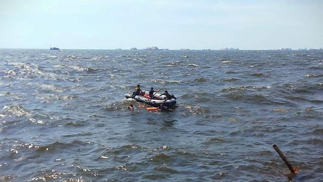 Total 17 kapal nelayan tenggelam akibat cuaca buruk di Kalbar, Selasa (13/7) lalu. Dari ratusan korban, 42 orang masih dalam proses pencarian.