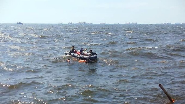 Tim SAR Tarakan masih mencari dua orang korban tabrakan dua speed boat di depan pelabuhan Tengkayu, Kalimantan Utara.
