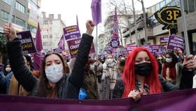 Perempuan Berdemo usai Turki Keluar dari Traktat Jaga Wanita