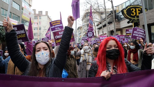 Dari Istanbul hingga Ankara, demonstrasi menolak Turki keluar dari traktat Eropa pencegahan kekerasan perempuan terjadi di sejumlah wilayah pada Sabtu lalu.