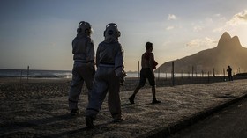 FOTO: Lindungi Diri dari Covid-19 dengan Baju ala Astronot