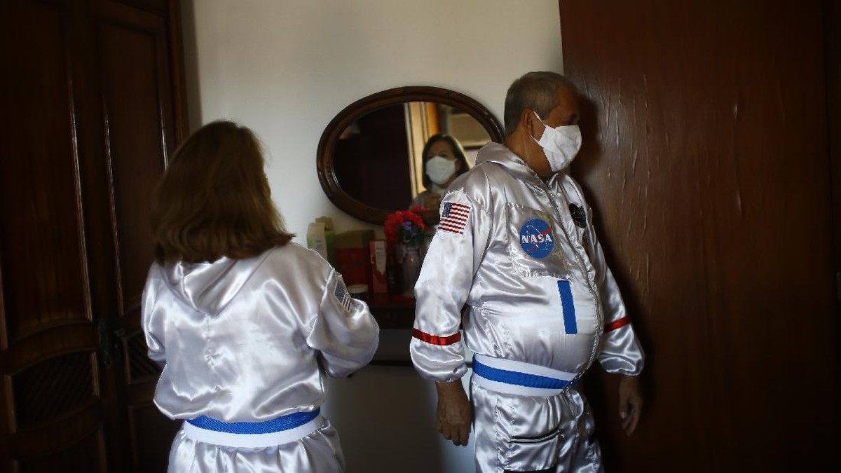 FOTO: Lindungi Diri dari Covid-19 dengan Baju ala Astronot