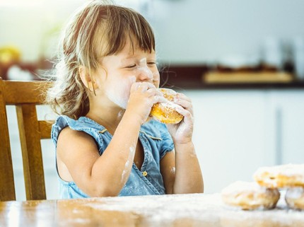 Anak Sering Makan Gula dan Berlemak, Ini Dampaknya pada Kesehatan Usus