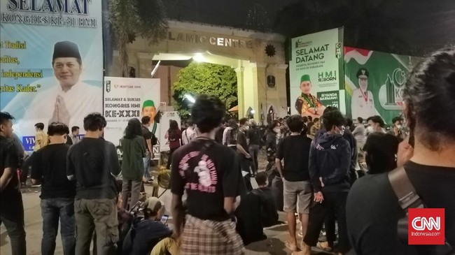 Enam orang ditangkap dari Kongres HMI di Surabaya usai terjadi keributan yang merusak Gedung Islamic Center, tempat pelaksanaan kongres.